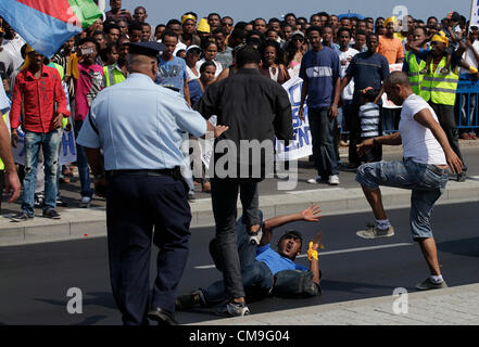 Migranten, Re-enacting Deportation von israelischen Regierung als Hunderte von Migranten aus Eritrea und der Côte d ' Ivoire demonstrierten gegen ihre Abschiebung aus Israel vor der US-Botschaft in Tel Aviv am 29. Juni 2012.  Letzte Woche flog Israel nach Hause eine erste Ebene Last mit illegalen Einwanderern aus dem Südsudan. Seit dem 10. Juni hat Israel Hunderte Afrikaner in einer bundesweiten Razzia mit dem Ziel der Abschiebung von ihnen verhaftet. Stockfoto