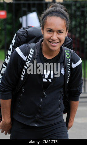 Wimbledon, London, UK. 29. Juni 2012. Britischer Tennisspieler Heather Watson geht zum Training. Stockfoto