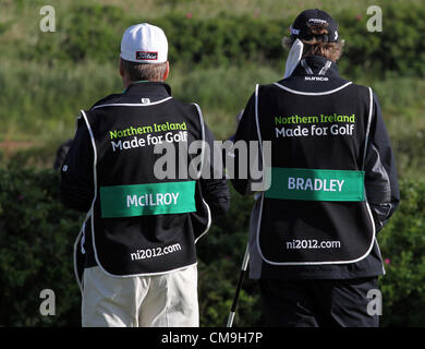 29.06.2012. County Antrim, Nordirland. Rory McIlroy Caddie JP Fitzgerald (links) und Keegan Bradley Caddie Steven Hale (rechts) in der zweiten Runde von den Irish Open in Royal Portrush im County Antrim, Nordirland Stockfoto