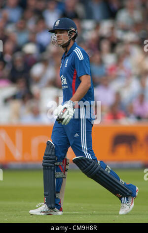 VEREINIGTES KÖNIGREICH. 29.06.2012 London England. Englands Kapitän Alastair Cook, Wanderungen ab nach Beung wies während der ersten eintägigen internationalen Cricket-Match zwischen England und Australien Teil der Baureihe Nat West, gespielt auf Lords Cricket Ground: obligatorische Kredit: Mitchell Gunni Stockfoto