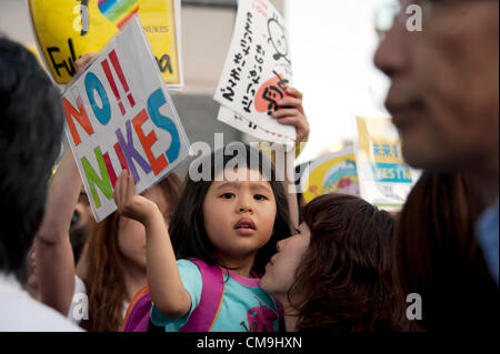 29. Juni 2012, Tokyo, Japan - hält eine Mädchen in den Armen ihrer Mutter ein Schild, das sagt 'kein Nukes' während einer Demo gegen den Neustart des Kernkraftwerks Oi. Ab März "wöchentlich" antinukleäre Demonstranten organisierte Kundgebung an verschiedenen Orten von Tokio und Tausende versammeln sich vor dem Amtssitz des offizielle Residenz des Premierministers, gegen die Entscheidung der Regierung Oi Atomkraftwerks in der Präfektur Fukui neu starten. (Foto von Rodrigo Reyes Marin/AFLO) Stockfoto