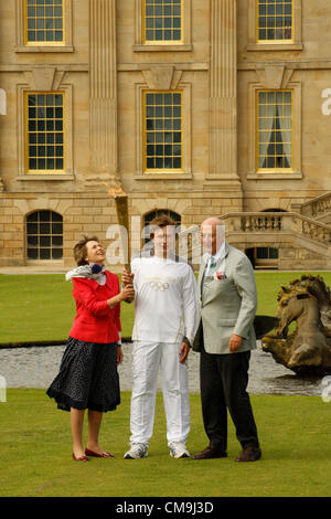 Derbyshire, UK. Freitag, 29. Juni 2012. Olympische Fackelträger, Ben Hope mit der Herzog und die Herzogin von Devonshire auf dem South Lawn von Chatsworth Haus.  Chatsworth House ist der Sitz des Herzogs von Devonshire und ist Heimat der Cavendish-Familie seit 1549. Stockfoto
