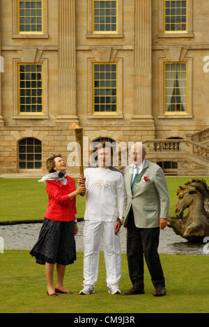 Derbyshire, UK. Freitag, 29. Juni 2012. Olympische Fackelträger, Ben Hope mit der Herzog und die Herzogin von Devonshire auf im Süden Rasen von Chatsworth House Chatsworth House ist der Sitz des Herzogs von Devonshire und ist Heimat der Cavendish-Familie seit 1549. Stockfoto