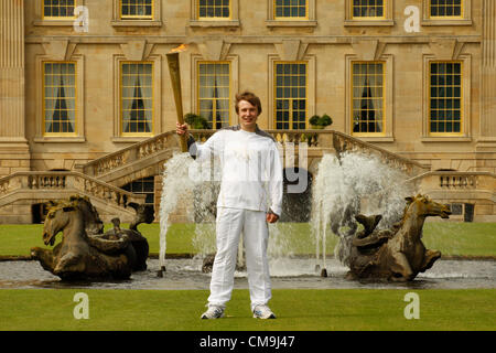 Derbyshire, UK. Freitag, 29. Juni 2012. OlympicTorch Träger, Ben/Benjamin Hoffnung auf dem South Lawn vor dem Hintergrund der Südfassade des Herrenhauses Chatsworth House Stockfoto