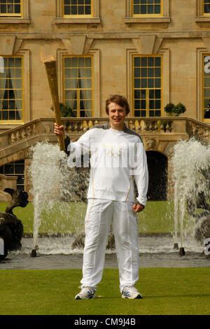 Derbyshire, UK. Freitag, 29. Juni 2012. Olympische Fackelträger, Ben/Benjamin Hoffnung, die Olympische Flamme auf dem South Lawn an Südfassade Chatsworth House herrschaftlichen Hauses halten Stockfoto
