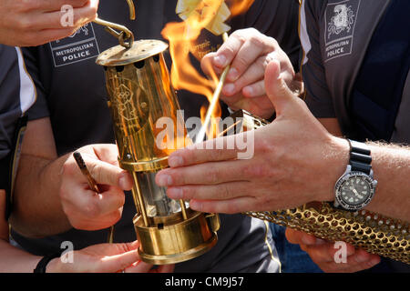 Derbyshire, UK. Freitag, 29. Juni 2012. Das Olympische Feuer vorbei von Fackel, Laterne, die Metropolitan Police Taschenlampe Sicherheitsteam, Chatsworth House bewacht. Stockfoto