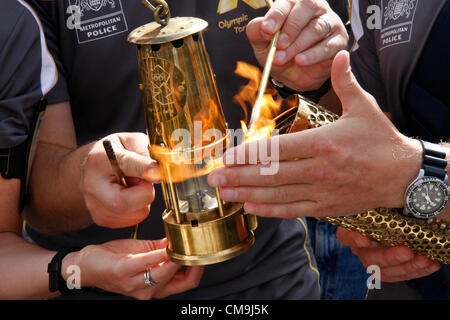 Derbyshire, UK. Freitag, 29. Juni 2012. Das Olympische Feuer vorbei von Fackel, Laterne, die Metropolitan Police Taschenlampe Sicherheitsteam, Chatsworth House bewacht. Stockfoto