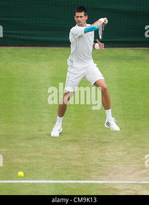 29.06.2012 der All England Lawn-Tennis and Croquet Club. London, England. Novak Djokovic Serbiens in der Tschechischen Republik während der dritten Runde in Wimbledon Tennis Championships in The All England Lawn Tennis and Croquet Club Aktion gegen Radek Stepanek. London, England, Vereinigtes Königreich Stockfoto