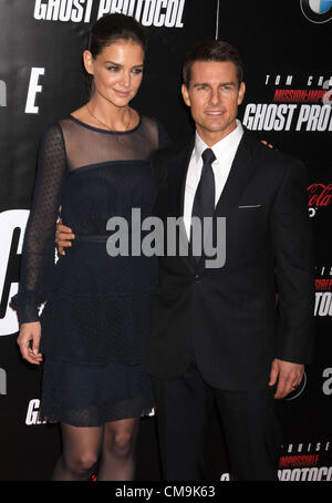 Hollywood-A-Promis-Tom Cruise und Katie Holmes sind Beendigung einer fünfjährigen Ehe scheiden. Datei Foto: 19. Dezember 2011 - New York, USA - Katie Holmes mit Tom Cruise in die "Mission: Impossible - Phantom Protokoll" US-Premiere, die auf der Ziegfield stattfand. Stockfoto