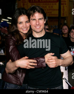 Hollywood-A-Promis-Tom Cruise und Katie Holmes sind Beendigung einer fünfjährigen Ehe scheiden. Foto: 27. Juni 2005. Tom Cruise und Katie Holmes in "War Of The Worlds" Screening-Fan gehalten am Chinese Theatre, Los Angeles, USA. Stockfoto