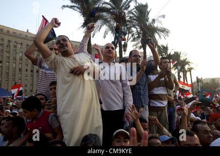 29. Juni 2012 jubeln - Kairo, Ägypten - Ägypter während Ägyptens Präsident wählt Mohammad Morsi im Kairoer Tahrir-Platz am Freitag, 29. Juni 2012 spricht. Mursi war geplant, vor dem Obersten Verfassungsgericht am nächsten Tag vereidigt werden. (Bild Kredit: Cliff Cheney/ZUMAPRESS.com ©) Stockfoto