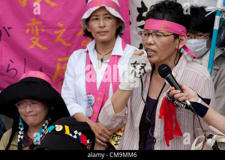 Japanische Frauen protestieren vor dem METI (Ministerium für Wirtschaft, Handel und Industrie) in Tokio, Japan. Stockfoto