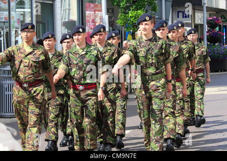 Ilford, UK. Samstag, 30. Juni 2012 Armed Forces Day-Parade in Ilford, Oberbürgermeister von Redbridge Muhammed Javed, inspiziert Kadetten und Reserve Kräfte bei Rathaus-Parade im Rahmen des bundesweiten Events zu Mark Armed Forces Day 2012. Bildnachweis: Ian Marlow / Alamy Live News Stockfoto