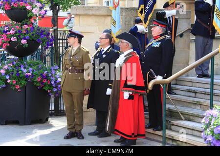 Ilford, UK. Samstag, 30. Juni 2012 Armed Forces Day-Parade in Ilford, Oberbürgermeister von Redbridge Muhammed Javed, inspiziert Kadetten und Reserve Kräfte bei Rathaus-Parade im Rahmen des bundesweiten Events zu Mark Armed Forces Day 2012. Bildnachweis: Ian Marlow / Alamy Live News Stockfoto