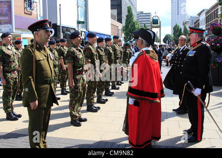 Ilford, UK. Samstag, 30. Juni 2012 Armed Forces Day-Parade in Ilford, Oberbürgermeister von Redbridge Muhammed Javed, inspiziert Kadetten und Reserve Kräfte bei Rathaus-Parade im Rahmen des bundesweiten Events zu Mark Armed Forces Day 2012. Bildnachweis: Ian Marlow / Alamy Live News Stockfoto