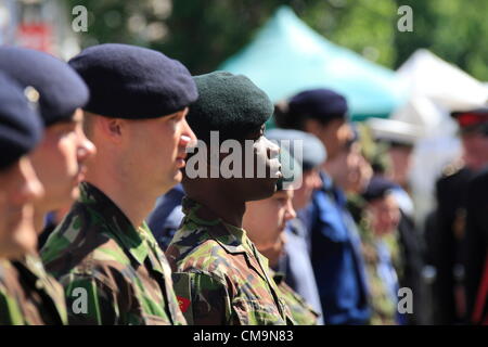 Ilford, UK. Samstag, 30. Juni 2012 Armed Forces Day-Parade in Ilford, Oberbürgermeister von Redbridge Muhammed Javed, inspiziert Kadetten und Reserve Kräfte bei Rathaus-Parade im Rahmen des bundesweiten Events zu Mark Armed Forces Day 2012. Bildnachweis: Ian Marlow / Alamy Live News Stockfoto