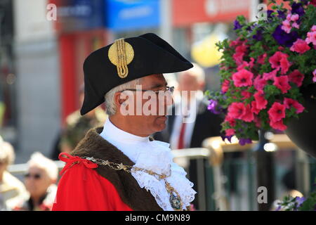 Ilford, UK. Samstag, 30. Juni 2012 Armed Forces Day-Parade in Ilford, Oberbürgermeister von Redbridge Muhammed Javed, inspiziert Kadetten und Reserve Kräfte bei Rathaus-Parade im Rahmen des bundesweiten Events zu Mark Armed Forces Day 2012. Bildnachweis: Ian Marlow / Alamy Live News Stockfoto