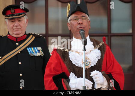 Ilford, UK. Samstag, 30. Juni 2012 Armed Forces Day-Parade in Ilford, Oberbürgermeister von Redbridge Muhammed Javed, inspiziert Kadetten und Reserve Kräfte bei Rathaus-Parade im Rahmen des bundesweiten Events zu Mark Armed Forces Day 2012. Bildnachweis: Ian Marlow / Alamy Live News Stockfoto