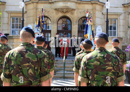 Ilford, UK. Samstag, 30. Juni 2012 Armed Forces Day-Parade in Ilford, Oberbürgermeister von Redbridge Muhammed Javed, inspiziert Kadetten und Reserve Kräfte bei Rathaus-Parade im Rahmen des bundesweiten Events zu Mark Armed Forces Day 2012. Bildnachweis: Ian Marlow / Alamy Live News Stockfoto