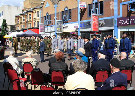 Ilford, UK. Samstag, 30. Juni 2012 Armed Forces Day-Parade in Ilford, Oberbürgermeister von Redbridge Muhammed Javed, inspiziert Kadetten und Reserve Kräfte bei Rathaus-Parade im Rahmen des bundesweiten Events zu Mark Armed Forces Day 2012. Bildnachweis: Ian Marlow / Alamy Live News Stockfoto