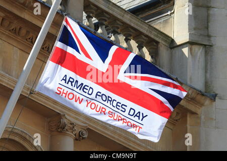 Ilford, UK. Samstag, 30. Juni 2012 Armed Forces Day-Parade in Ilford, Oberbürgermeister von Redbridge Muhammed Javed, inspiziert Kadetten und Reserve Kräfte bei Rathaus-Parade im Rahmen des bundesweiten Events zu Mark Armed Forces Day 2012. Bildnachweis: Ian Marlow / Alamy Live News Stockfoto