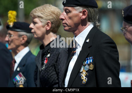 Manchester, UK. 30.06.2012 - erwarten Veteranen Inspektion bei der Armed Forces Day Zeremonie, Piccadilly, Manchester. Stockfoto