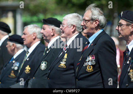 Manchester, UK. 30.06.2012 - erwarten Veteranen Inspektion bei der Armed Forces Day Zeremonie, Piccadilly, Manchester. Stockfoto