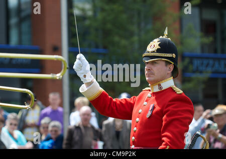 Manchester, UK. 30.06.2012 - führt Kapellmeister die Band bei der Armed Forces Day Zeremonie, Piccadilly, Manchester. Stockfoto