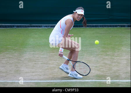 30.06.2012 der All England Lawn-Tennis and Croquet Club. London, England. Ana Ivanovic Serbiens in Aktion gegen Julie Goerges Deutschlands während der dritten Runde in Wimbledon Tennis Championships in The All England Lawn Tennis and Croquet Club. London, England, Vereinigtes Königreich Stockfoto