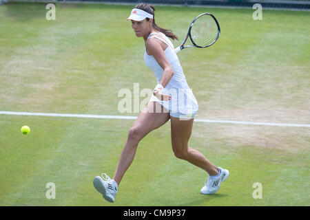 30.06.2012 der All England Lawn-Tennis and Croquet Club. London, England. Ana Ivanovic Serbiens in Aktion gegen Julie Goerges Deutschlands während der dritten Runde in Wimbledon Tennis Championships in The All England Lawn Tennis and Croquet Club. London, England, Vereinigtes Königreich Stockfoto