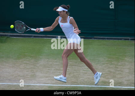 30.06.2012 der All England Lawn-Tennis and Croquet Club. London, England. Ana Ivanovic Serbiens in Aktion gegen Julie Goerges Deutschlands während der dritten Runde in Wimbledon Tennis Championships in The All England Lawn Tennis and Croquet Club. London, England, Vereinigtes Königreich Stockfoto