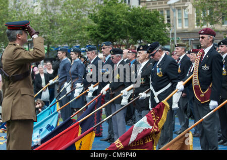 Manchester, UK. 30.06.2012 - niedriger Standardbearers Fstandards an der Armed Forces Day Feier, Piccadilly, Manchester. Stockfoto