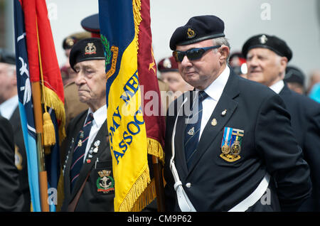 Manchester, UK. 30.06.2012-Veteranen stehen in der Stille an der Armed Forces Day Zeremonie, Piccadilly, Manchester. Stockfoto