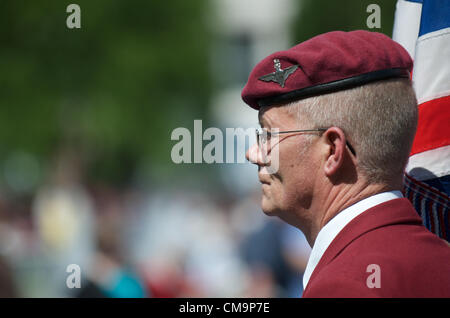 Manchester, UK. 30.06.2012 - Veteran des Fallschirm-Regiments an der Armed Forces Day, Piccadilly, Manchester. Stockfoto