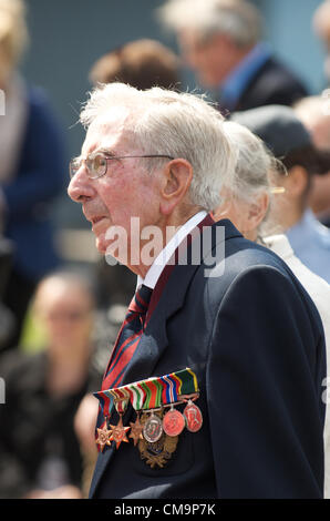 Manchester, UK. 30.06.2012-Veteran Soldat trägt seine Medaillen an der Armed Forces Day, Piccadilly, Manchester. Stockfoto