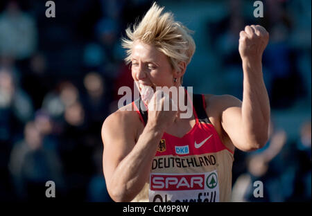 29 06 2012 Helsinki, Finnland.  Christina Obergfoell von Deutschland reagiert in der Frauen Speerwurf Finale der Leichtathletik-Meisterschaften 2012 im Olympiastadion in Helsinki, Finnland, 29. Juni 2012. Stockfoto