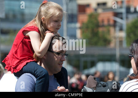 Manchester, UK. 30.06.2012 - junges Mädchen an der Armed Forces Day, Piccadilly, Manchester. Stockfoto