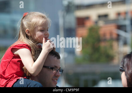 Manchester, UK. 30.06.2012 - junges Mädchen an der Armed Forces Day, Piccadilly, Manchester. Stockfoto