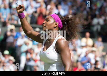 30.06.2012 der All England Lawn-Tennis and Croquet Club. London, England. Serena Williams USA reagiert nach ihrem Match gegen Jie Zheng von China während der dritten Runde in Wimbledon Tennis Championships in The All England Lawn Tennis and Croquet Club zu gewinnen. London, England, Vereinigtes Königreich Stockfoto