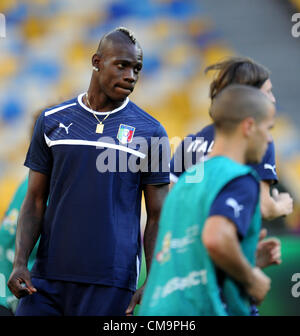 30.06.2012. Kieev, Ukraine.  Italiens Mario Balotelli (L) während einer Trainingseinheit der italienischen Fußball-Nationalmannschaft im NSC Olimpijskij Olympiastadion in Kiew, Kiew, Ukraine, 30. Juni 2012 gesehen. Stockfoto