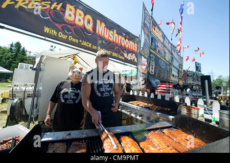 Toronto, Kanada. 30. Juni 2012, Rippen Jack auf dem Knochen BBQ Team Schweinefleisch Grillen während Toronto Ribfest. Das Festival zog Resultate von Torontonians zum Centennial Park Garten während des langen Wochenendes die Canada Day feierte am 1. Juli markiert. Stockfoto