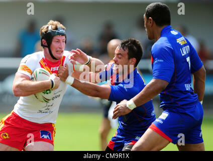 Stobart Super League Spieltag 19 gespielt am 30. Juni 2012 zwischen Katalanisch Drachen Perpignan - Wakefield Wildcats (Perpignan, Frankreich) Steve Menzies mit dem Ball (Drachen) Stockfoto