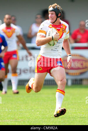 Stobart Super League Spieltag 19 gespielt am 30. Juni 2012 zwischen Katalanisch Drachen Perpignan - Wakefield Wildcats (Perpignan, Frankreich) Steve Menzies mit dem Ball (Drachen) Stockfoto