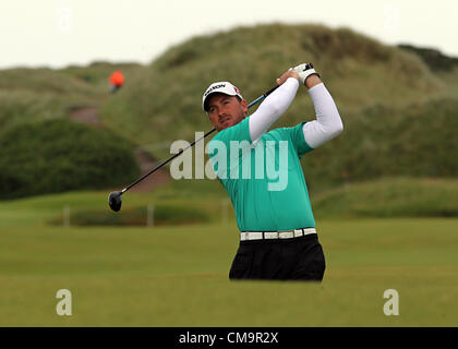 30.06.2012. County Antrim, Nordirland Nordirland Graeme McDowell trifft seine Herangehensweise an das 17. Loch während der dritten Runde der Irish Open Golfturnier auf der European Tour, gehostet bei Royal Portrush Golf Club, Portrush, County Antrim, Nordirland Stockfoto