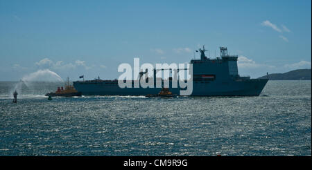 Plymouth, UK. 30. Juni 2012. RFA Mounts Bay betritt Plymouth Sound begleitet von Schleppern mit Feuer Schläuche einen vollen Leistung, anlässlich ihrer Rückkehr auf National Armed Forces Day in Plymouth, Devon, England Stockfoto