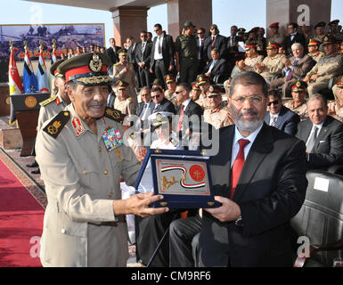 30 Juni 2012 - - Heikstep Militärbasis, Kairo, Ägypten - Ägypten die erste Post-Mubarak und frei gewählte Präsident Dr. Mohamed Mursi Bewertungen eine militärische Parade, und trifft sich mit militärischen Führer Ägyptens nach dem Eid Vereidigung Zeremonie an das Verfassungsgericht. (Pool Foto/Ägyptischen Vorsitz/Fotograf Sherif Abdel Moneim). Stockfoto