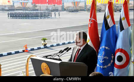 30 Juni 2012 - - Heikstep Militärbasis, Kairo, Ägypten - Ägypten die erste Post-Mubarak und frei gewählte Präsident Dr. Mohamed Mursi Bewertungen eine militärische Parade, und trifft sich mit militärischen Führer Ägyptens nach dem Eid Vereidigung Zeremonie an das Verfassungsgericht. (Pool Foto/Ägyptischen Vorsitz/Fotograf Sherif Abdel Moneim). Stockfoto