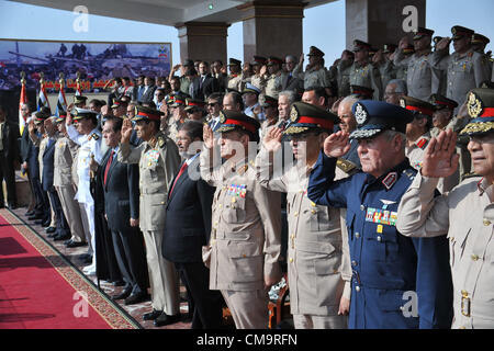 30 Juni 2012 - - Heikstep Militärbasis, Kairo, Ägypten - Ägypten die erste Post-Mubarak und frei gewählte Präsident Dr. Mohamed Mursi Bewertungen eine militärische Parade, und trifft sich mit militärischen Führer Ägyptens nach dem Eid Vereidigung Zeremonie an das Verfassungsgericht. (Pool Foto/Ägyptischen Vorsitz/Fotograf Sherif Abdel Moneim). Stockfoto