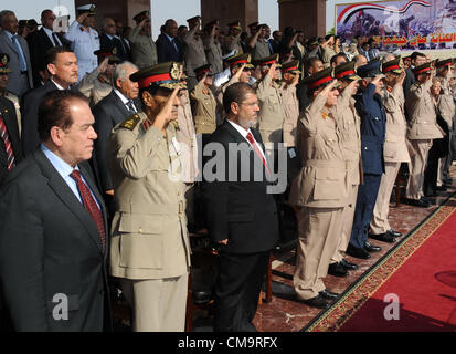 30. Juni 2012--Heikstep Militärbasis, Kairo, Ägypten--Ägypten erste Post-Mubarak und frei gewählte Präsident Dr. Mohamed Mursi Bewertungen eine Militärparade und trifft sich mit ägyptischen Heerführer nach der Vereidigung am Verfassungsgericht Eid.  (Foto/Ägyptische Präsidentschaft/Fotograf Mohamed Abdel Moety pool). Stockfoto