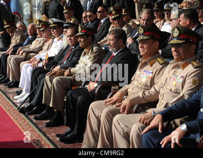 30. Juni 2012--Heikstep Militärbasis, Kairo, Ägypten--Ägypten erste Post-Mubarak und frei gewählte Präsident Dr. Mohamed Mursi Bewertungen eine Militärparade und trifft sich mit ägyptischen Heerführer nach der Vereidigung am Verfassungsgericht Eid.  (Foto/Ägyptische Präsidentschaft/Fotograf Mohamed Abdel Moety pool). Stockfoto